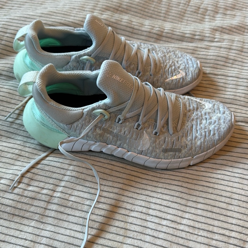 Women’s Nike free runners in size 6.5